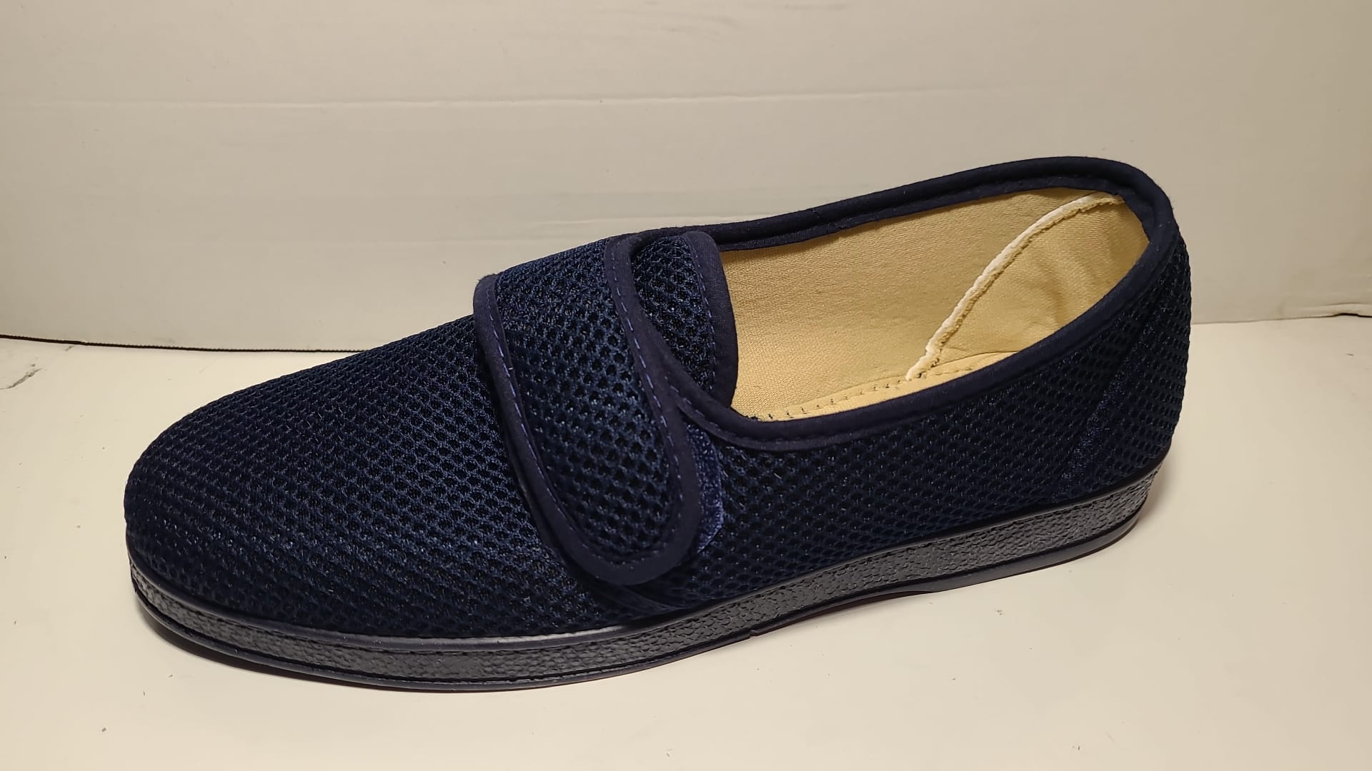 ZAPATILLA VELCRO REJILLA PISO GOMA